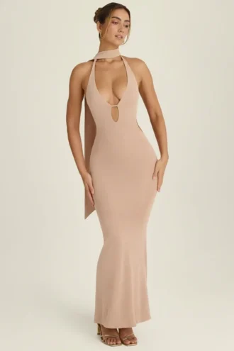 Rochie maxi cu decupaje și gât halter, cu detalii de eșarfă, Anneka, în nuanța Warm Peach Rochie maxi cu decupaje și gât halter, cu detalii de eșarfă, Anneka, în nuanța Warm Peach
