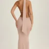 Rochie maxi cu decupaje și gât halter, cu detalii de eșarfă, Anneka, în nuanța Warm Peach Rochie maxi cu decupaje și gât halter, cu detalii de eșarfă, Anneka, în nuanța Warm Peach