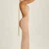 Rochie maxi cu decupaje și gât halter, cu detalii de eșarfă, Anneka, în nuanța Warm Peach Rochie maxi cu decupaje și gât halter, cu detalii de eșarfă, Anneka, în nuanța Warm Peach