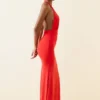 Rochie maxi cu decupaje și gât halter Xenia, în roșu aprins Rochie maxi cu decupaje și gât halter Xenia, în roșu aprins