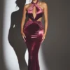Rochie Maxi cu gât halter din catifea Adriana, culoare vin Rochie Maxi cu gât halter din catifea Adriana, culoare vin