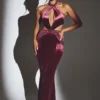 Rochie Maxi cu gât halter din catifea Adriana, culoare vin Rochie Maxi cu gât halter din catifea Adriana, culoare vin