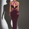 Rochie Maxi cu gât halter din catifea Adriana, culoare vin Rochie Maxi cu gât halter din catifea Adriana, culoare vin