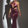 Rochie Maxi cu gât halter din catifea Adriana, culoare vin Rochie Maxi cu gât halter din catifea Adriana, culoare vin