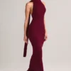 Rochie maxi cu gât halter și detalii de eșarfă din tricot cu nervuri Dree, culoare vin Rochie maxi cu gât halter și detalii de eșarfă din tricot cu nervuri Dree, culoare vin