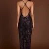 Rochie maxi cu gât halter și ornamente Luserna, model șarpe violet Rochie maxi cu gât halter și ornamente Luserna, model șarpe violet