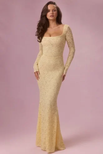 Rochie maxi cu mâneci lungi din dantelă Isolde, în galben unt Rochie maxi cu mâneci lungi din dantelă Isolde, în galben unt