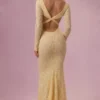 Rochie maxi cu mâneci lungi din dantelă Isolde, în galben unt Rochie maxi cu mâneci lungi din dantelă Isolde, în galben unt
