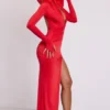 Rochie maxi cu mâneci lungi și glugă Desdemona, în culoarea roșu aprins Rochie maxi cu mâneci lungi și glugă Desdemona, în culoarea roșu aprins