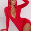 Rochie maxi cu mâneci lungi și glugă Desdemona, în culoarea roșu aprins Rochie maxi cu mâneci lungi și glugă Desdemona, în culoarea roșu aprins