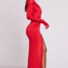 Rochie maxi cu mâneci lungi și glugă Desdemona, în culoarea roșu aprins Rochie maxi cu mâneci lungi și glugă Desdemona, în culoarea roșu aprins