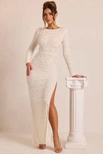 Rochie maxi cu mâneci lungi și spate decupat, decorată, model Vienna, în culoarea alb Rochie maxi cu mâneci lungi și spate decupat, decorată, model Vienna, în culoarea alb
