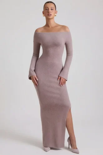 Rochie maxi cu umeri decupați din tricot cu nervuri Terneigh, culoare gri-maro Rochie maxi cu umeri decupați din tricot cu nervuri Terneigh, culoare gri-maro