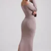 Rochie maxi cu umeri decupați din tricot cu nervuri Terneigh, culoare gri-maro Rochie maxi cu umeri decupați din tricot cu nervuri Terneigh, culoare gri-maro
