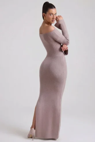 Rochie maxi cu umeri decupați din tricot cu nervuri Terneigh, culoare gri-maro Rochie maxi cu umeri decupați din tricot cu nervuri Terneigh, culoare gri-maro