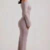 Rochie maxi cu umeri decupați din tricot cu nervuri Terneigh, culoare gri-maro Rochie maxi cu umeri decupați din tricot cu nervuri Terneigh, culoare gri-maro