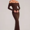 Rochie maxi cu umeri decupați și mâneci lungi Depny în maro ciocolatiu