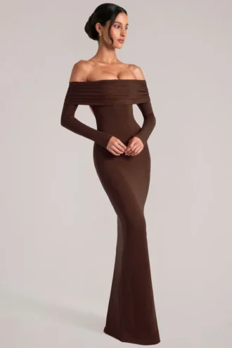 Rochie maxi cu umeri decupați și mâneci lungi Depny în maro ciocolatiu