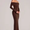 Rochie maxi cu umeri decupați și mâneci lungi Depny în maro ciocolatiu