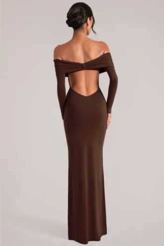 Rochie maxi cu umeri decupați și mâneci lungi Depny în maro ciocolatiu