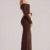 Rochie maxi cu umeri decupați și mâneci lungi Depny în maro ciocolatiu