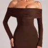 Rochie maxi cu umeri decupați și mâneci lungi Depny în maro ciocolatiu