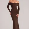 Rochie maxi cu umeri decupați și mâneci lungi Depny în maro ciocolatiu