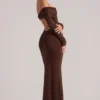 Rochie maxi cu umeri decupați și mâneci lungi Depny în maro ciocolatiu