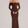 Rochie maxi cu umeri decupați și mâneci lungi Depny în maro ciocolatiu