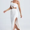 Rochie maxi cu un umăr și detalii metalice Rosalia, albă Rochie maxi cu un umăr și detalii metalice Rosalia, albă