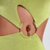Rochie maxi cu un umăr și detalii metalice Rosalia, în culoarea verde măslin