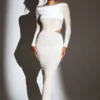 Rochie maxi din catifea Ginevra cu mâneci lungi, de culoare ivoriu