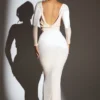 Rochie maxi din catifea Ginevra cu mâneci lungi, de culoare ivoriu