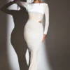 Rochie maxi din catifea Ginevra cu mâneci lungi, de culoare ivoriu