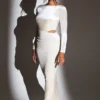 Rochie maxi din catifea Ginevra cu mâneci lungi, de culoare ivoriu