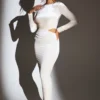 Rochie maxi din catifea Ginevra cu mâneci lungi, de culoare ivoriu