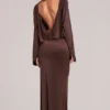 Rochie maxi drapată cu mâneci lungi Lani în culoarea ciocolată Rochie maxi drapată cu mâneci lungi Lani în culoarea ciocolată