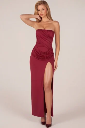 Rochie maxi drapată până la coapse Matilde Bandeau în roșu cireș