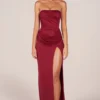 Rochie maxi drapată până la coapse Matilde Bandeau în roșu cireș Rochie maxi drapată până la coapse Matilde Bandeau în roșu cireș