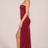 Rochie maxi drapată până la coapse Matilde Bandeau în roșu cireș Rochie maxi drapată până la coapse Matilde Bandeau în roșu cireș