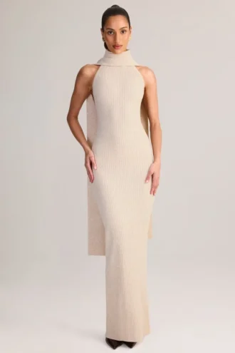 Rochie maxi Dree cu guler halter și detalii de eșarfă din tricot cu nervuri, în culoarea crem