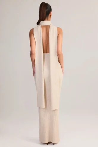 Rochie maxi Dree cu guler halter și detalii de eșarfă din tricot cu nervuri, în culoarea crem