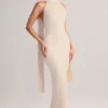 Rochie maxi Dree cu guler halter și detalii de eșarfă din tricot cu nervuri, în culoarea crem