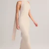 Rochie maxi Dree cu guler halter și detalii de eșarfă din tricot cu nervuri, în culoarea crem