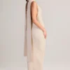 Rochie maxi Dree cu guler halter și detalii de eșarfă din tricot cu nervuri, în culoarea crem