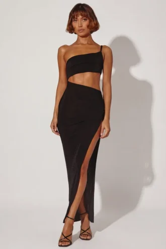 Rochie maxi Ishtar cu un umăr decupat, în culoarea neagră Rochie maxi Ishtar cu un umăr decupat, în culoarea neagră