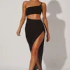 Rochie maxi Ishtar cu un umăr decupat, în culoarea neagră Rochie maxi Ishtar cu un umăr decupat, în culoarea neagră