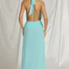 Rochie maxi Kaeli cu gât halter în albastru aqua Rochie maxi Kaeli cu gât halter în albastru aqua