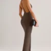Rochie maxi Leire din modal, cu decolteu adânc și spate decupat, în culoarea ciocolatiu Rochie maxi Leire din modal, cu decolteu adânc și spate decupat, în culoarea ciocolatiu