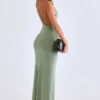 Rochie maxi Leire din modal, cu decolteu adânc și spate decupat, în culoarea verde salvie Rochie maxi Leire din modal, cu decolteu adânc și spate decupat, în culoarea verde salvie